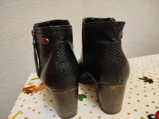 Botines mujer negros de piel .
