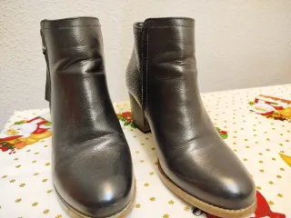 Botines mujer negros de piel .