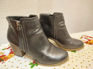 Botines mujer negros de piel .
