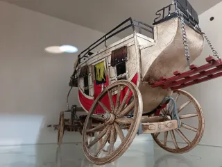 Diligencia de metal decorativa. Necesita reparar