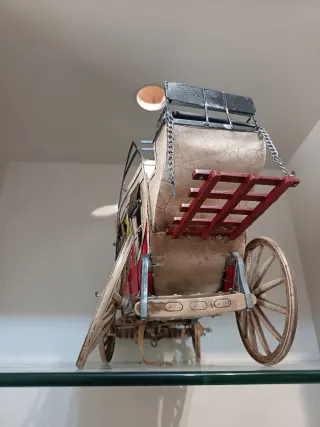 Diligencia de metal decorativa. Necesita reparar