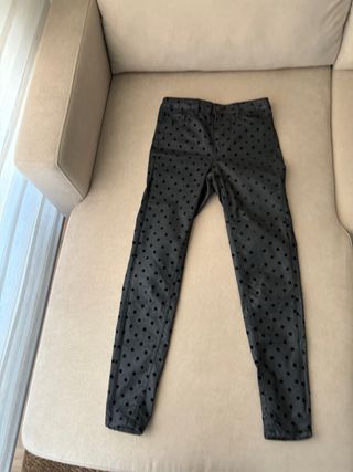 Pantalón pitillo negro con topos