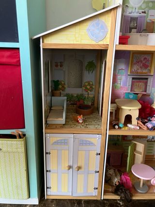 Casita de muñecas de madera