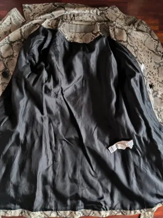 Gabardina Zara efecto piel serpiente T-XS