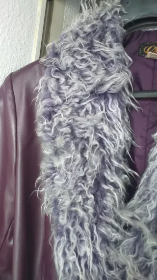 Abrigo corto polipiel morado con pelo