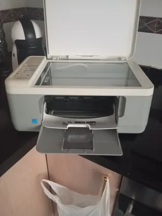 Impresora HP gris y blanca