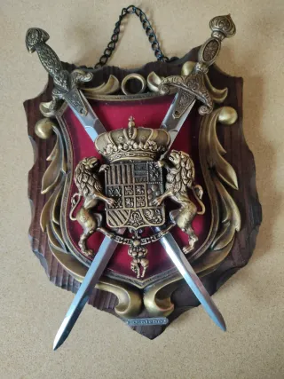 Metopa heráldica con espadas y leones