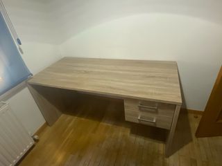 Mesa de escritorio de madera con 2 cajones