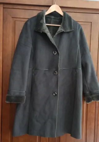 Abrigo gris efecto piel.