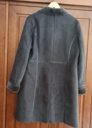 Abrigo gris efecto piel.