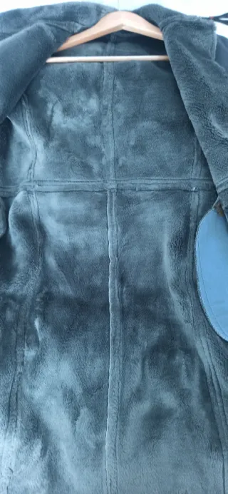 Abrigo gris efecto piel.