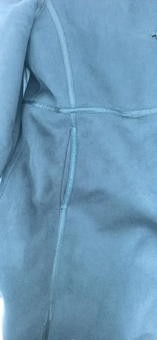 Abrigo gris efecto piel.