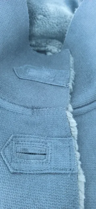 Abrigo gris efecto piel.