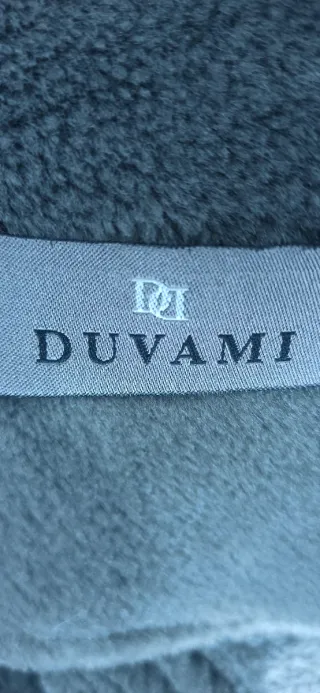 Abrigo gris efecto piel.