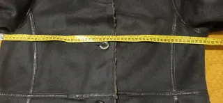 Abrigo gris efecto piel.