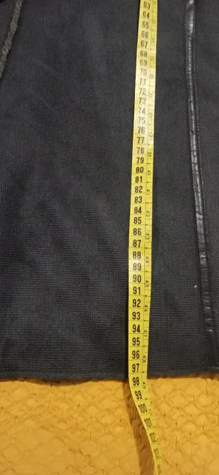 Abrigo gris efecto piel.