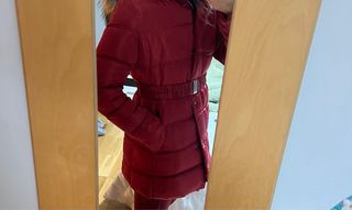 Abrigo acolchado rojo con cinturón
