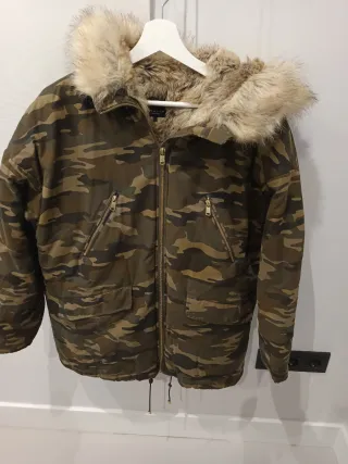 Chaquetón Zara Camuflaje con Capucha y Pelo
