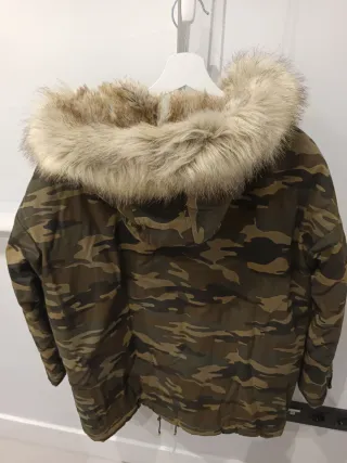 Chaquetón Zara Camuflaje con Capucha y Pelo