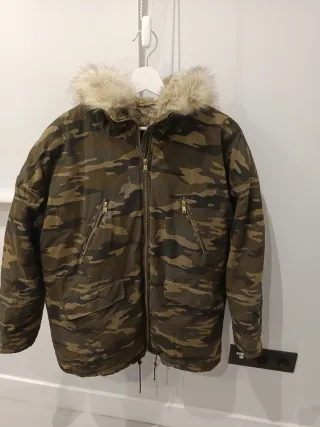 Chaquetón Zara Camuflaje con Capucha y Pelo