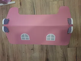 Casa de muñecas rosa con muebles