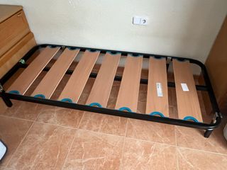 Somier y colchón de metal y madera