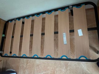 Somier y colchón de metal y madera