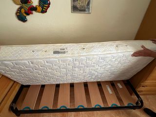 Somier y colchón de metal y madera