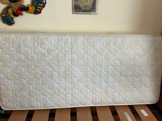 Somier y colchón de metal y madera