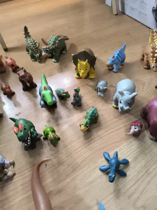 Lote de dinosaurios de juguete
