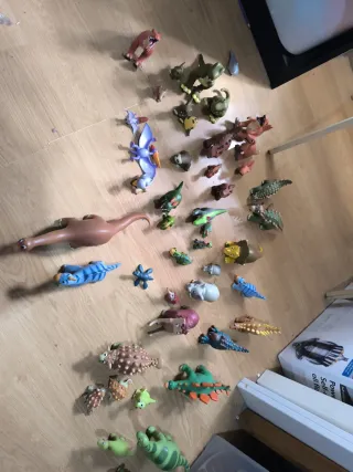 Lote de dinosaurios de juguete