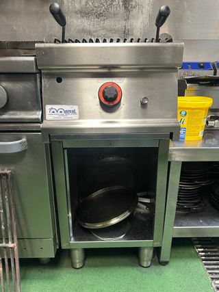 Barbacoa de gas con piedras volcánicas