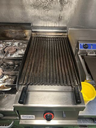 Barbacoa de gas con piedras volcánicas