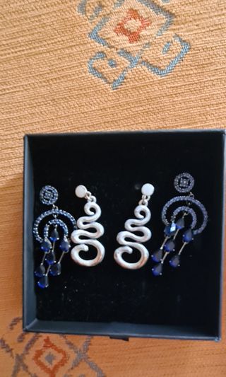 Juego de pendientes largos plateados y azules.