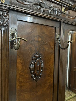 Paragüero antiguo de madera con espejo