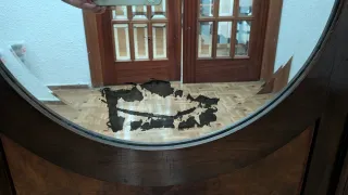 Paragüero antiguo de madera con espejo