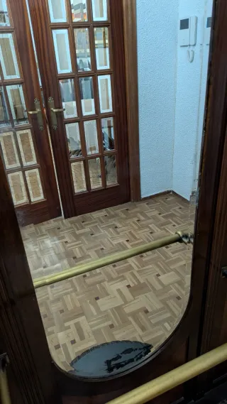 Paragüero antiguo de madera con espejo