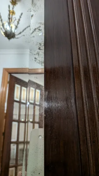 Paragüero antiguo de madera con espejo