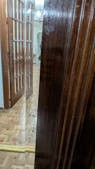 Paragüero antiguo de madera con espejo