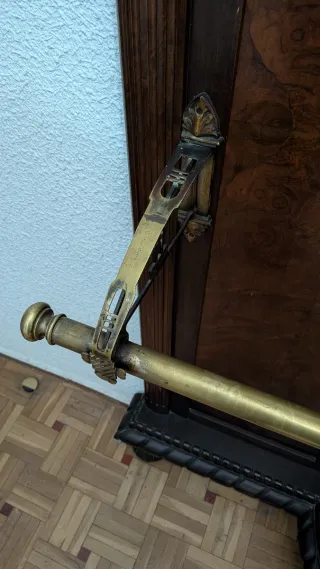 Paragüero antiguo de madera con espejo