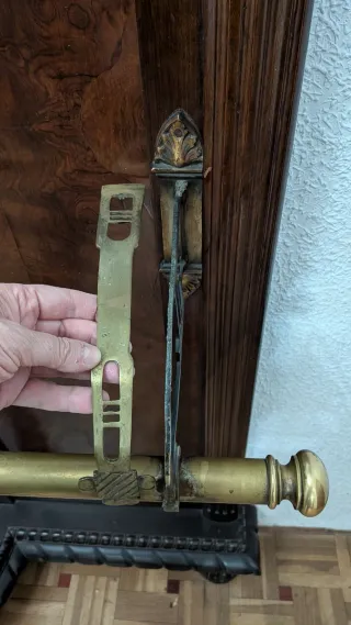 Paragüero antiguo de madera con espejo