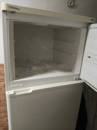 Nevera blanca con pegatina de café