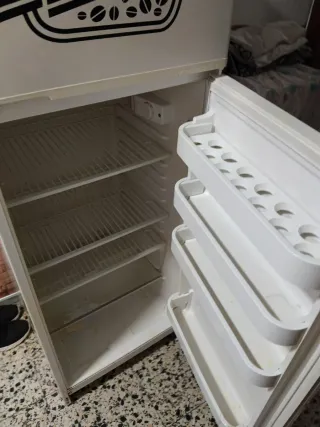 Nevera blanca con pegatina de café