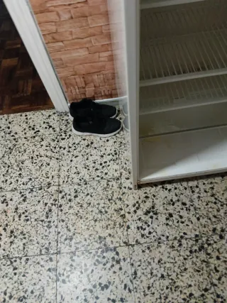 Nevera blanca con pegatina de café