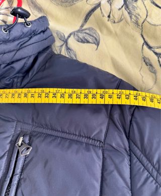 Anorak negro acolchado con cremalleras