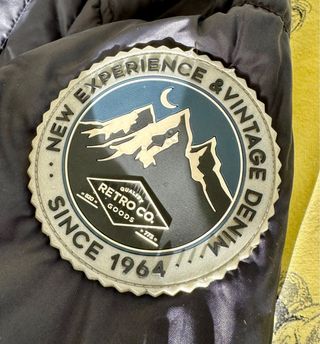 Anorak negro acolchado con cremalleras