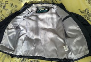 Anorak negro acolchado con cremalleras