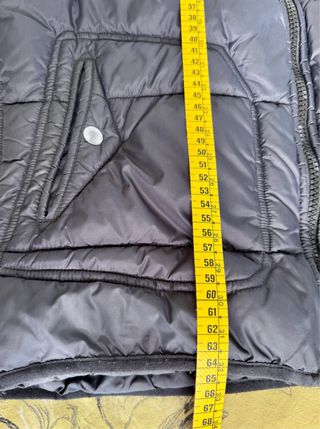 Anorak negro acolchado con cremalleras