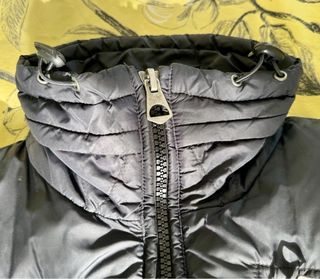 Anorak negro acolchado con cremalleras