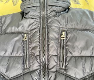 Anorak negro acolchado con cremalleras